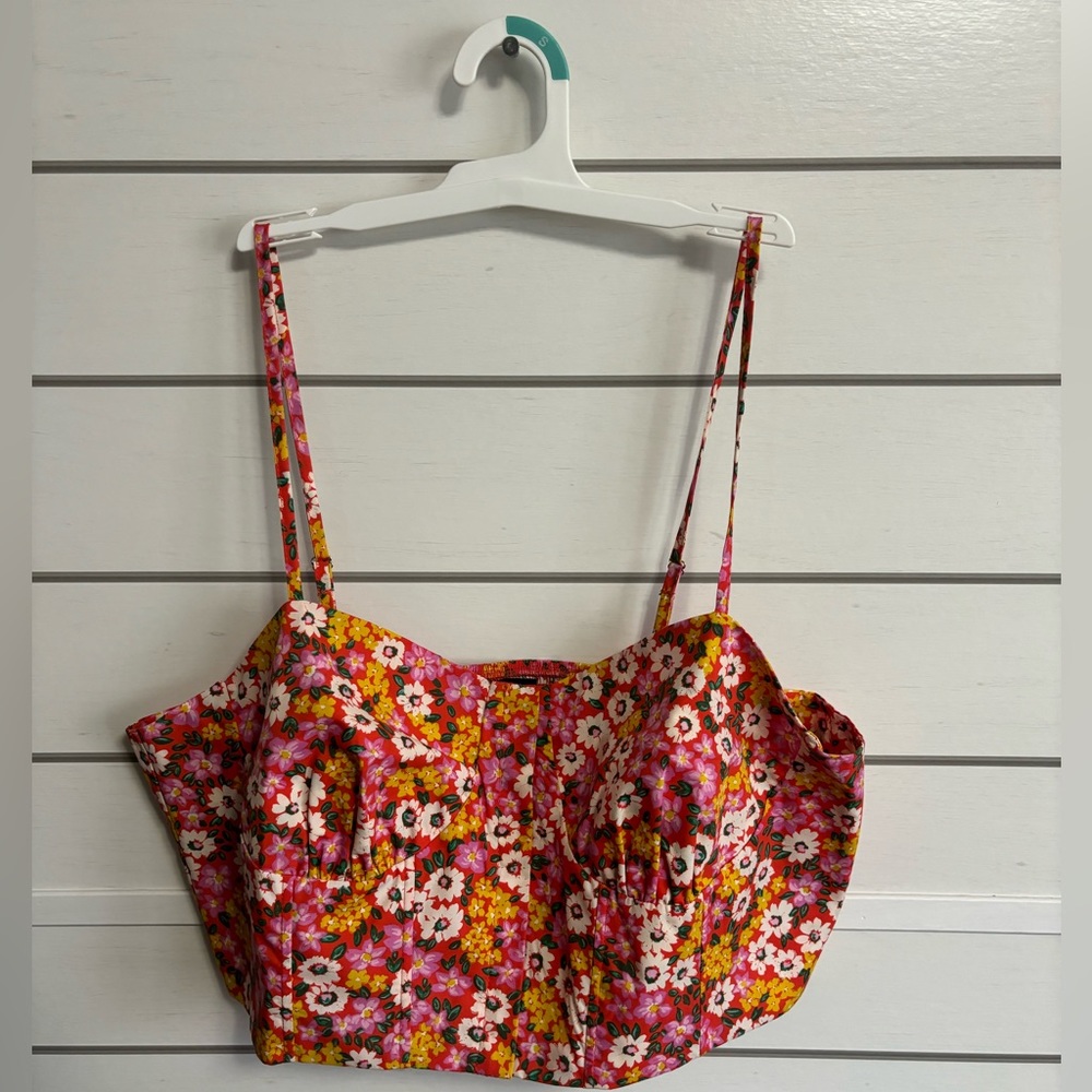 Spaghetti strap top with bright floral pattern. Size 1X